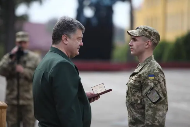 У Львові Порошенко нагородив Героїв АТО орденом «За мужність» (Відео) — фото 1