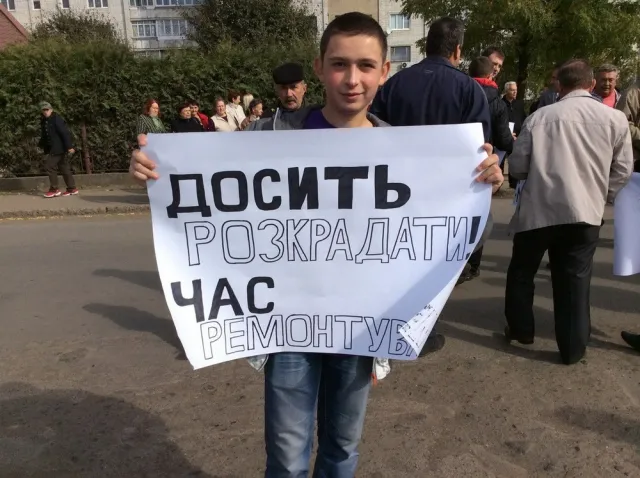 У Дрогобичі відбувся пікет із перекриттям аварійної дороги — фото 1