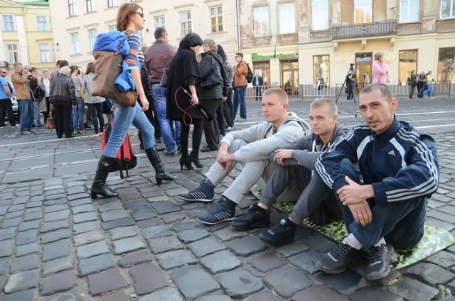 Родичі військових перекрили дороги у центрі Львова (Фоторепортаж) + (Відео) — фото 2