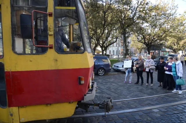 Родичі військових перекрили дороги у центрі Львова (Фоторепортаж) + (Відео) — фото 4