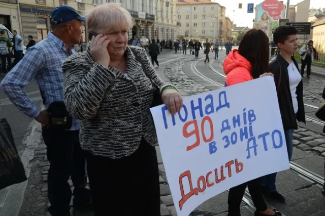 Родичі військових перекрили дороги у центрі Львова (Фоторепортаж) + (Відео) — фото 5