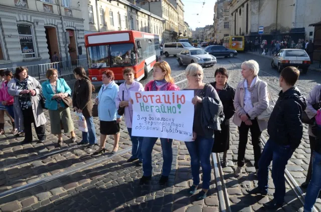 Родичі військових перекрили дороги у центрі Львова (Фоторепортаж) + (Відео) — фото 6
