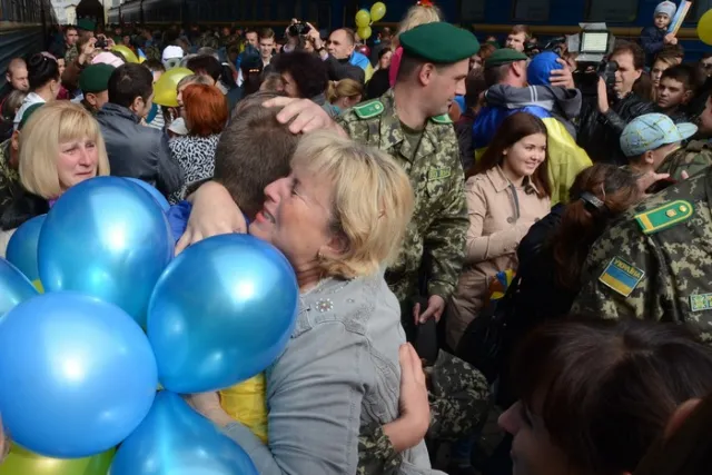 До Львова повернулися 300 львівських прикордонників, які понад два місяці тримали оборону на Луганщині (Фоторепортаж) + (Відео) — фото 2