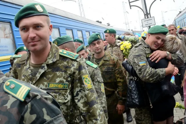 До Львова повернулися 300 львівських прикордонників, які понад два місяці тримали оборону на Луганщині (Фоторепортаж) + (Відео) — фото 4
