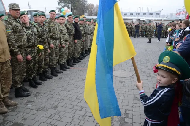 До Львова повернулися 300 львівських прикордонників, які понад два місяці тримали оборону на Луганщині (Фоторепортаж) + (Відео) — фото 6