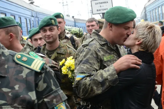 До Львова повернулися 300 львівських прикордонників, які понад два місяці тримали оборону на Луганщині (Фоторепортаж) + (Відео) — фото 7