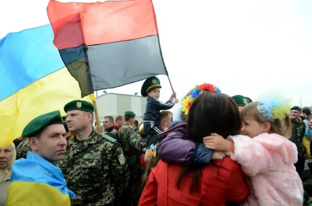 До Львова повернулися 300 львівських прикордонників, які понад два місяці тримали оборону на Луганщині (Фоторепортаж) + (Відео) — фото 9