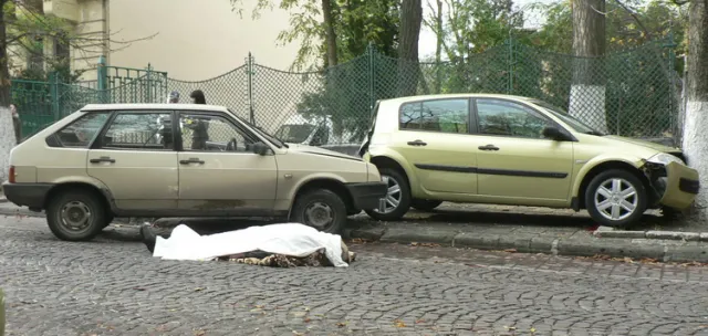 Таксі влетіло у припарковане авто. Таксист помер на місці (Фото) — фото 1