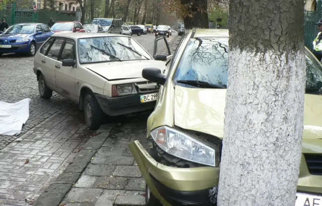 Таксі влетіло у припарковане авто. Таксист помер на місці (Фото) — фото 2