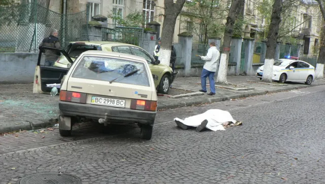 Таксі влетіло у припарковане авто. Таксист помер на місці (Фото) — фото 3