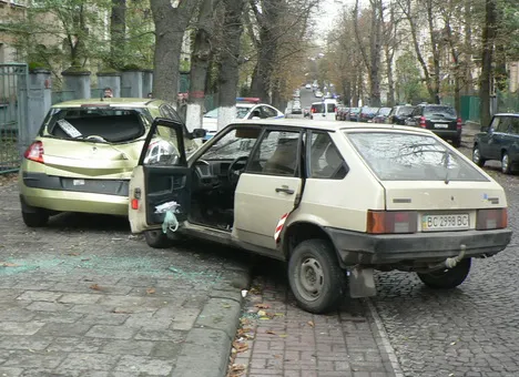 Таксі влетіло у припарковане авто. Таксист помер на місці (Фото) — фото 4