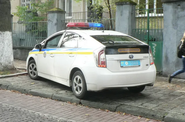 Таксі влетіло у припарковане авто. Таксист помер на місці (Фото) — фото 5