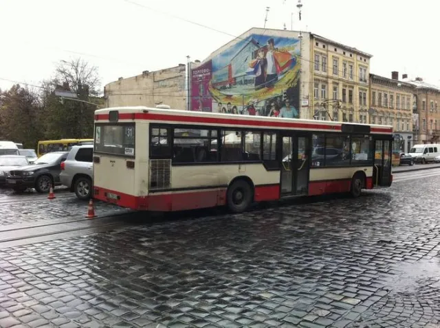 Біля Оперного зіткнулися автобус та позашляховик (Фото) — фото 3