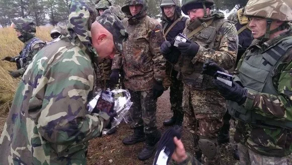 Бійцям 80-ї аеромобільної бригади передали теплі речі та амуніцію (Фото) — фото 1