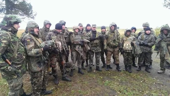 Бійцям 80-ї аеромобільної бригади передали теплі речі та амуніцію (Фото) — фото 3