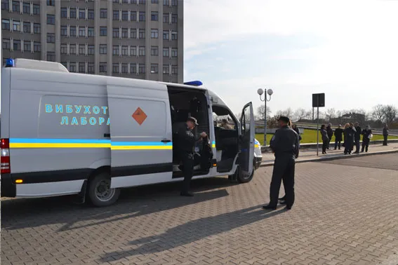 Правоохоронці шукають вибухівку у будівлі Головного управління ДФС України у Львівській області (Фоторепортаж) — фото 1