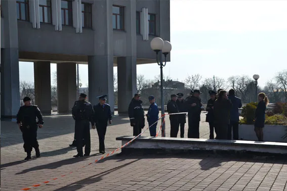 Правоохоронці шукають вибухівку у будівлі Головного управління ДФС України у Львівській області (Фоторепортаж) — фото 3