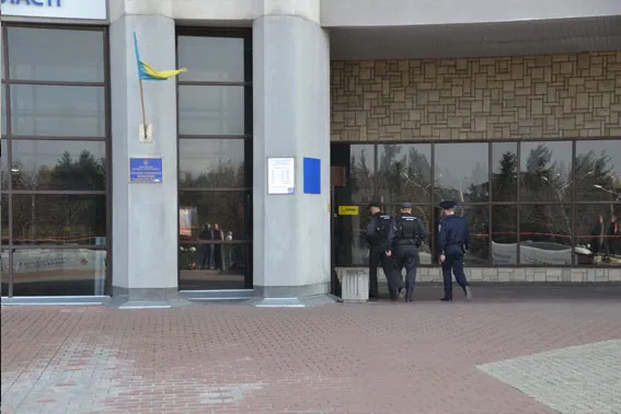 Правоохоронці шукають вибухівку у будівлі Головного управління ДФС України у Львівській області (Фоторепортаж) — фото 4