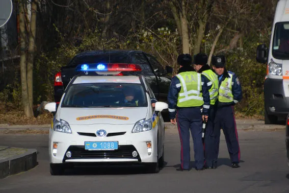 Правоохоронці шукають вибухівку у будівлі Головного управління ДФС України у Львівській області (Фоторепортаж) — фото 5