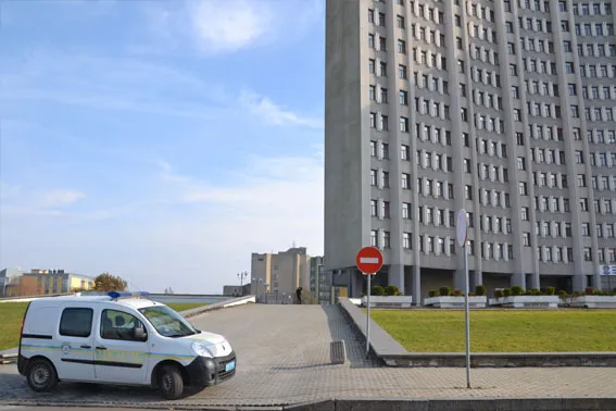 Правоохоронці шукають вибухівку у будівлі Головного управління ДФС України у Львівській області (Фоторепортаж) — фото 6