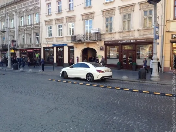 У Львові евакуювали п’ять автомобілів, припаркованих на смузі для громадського транспорту (Фото) — фото 1
