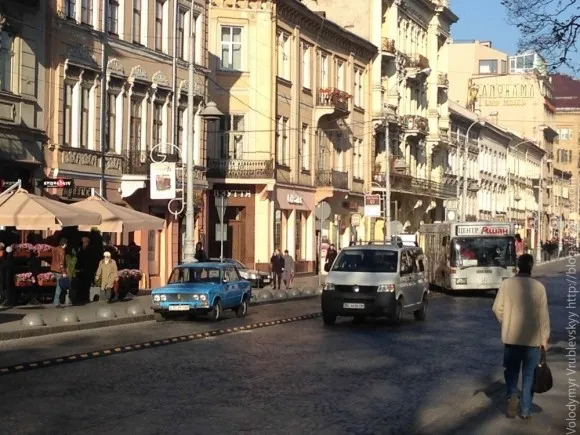 У Львові евакуювали п’ять автомобілів, припаркованих на смузі для громадського транспорту (Фото) — фото 2