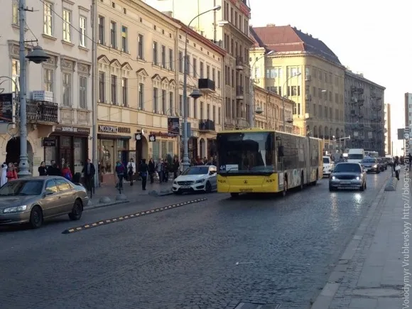 У Львові евакуювали п’ять автомобілів, припаркованих на смузі для громадського транспорту (Фото) — фото 3