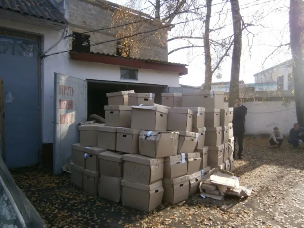 Працівники міліції виявили виборчі бюлетені в занедбаному гаражі (Фото) — фото 3