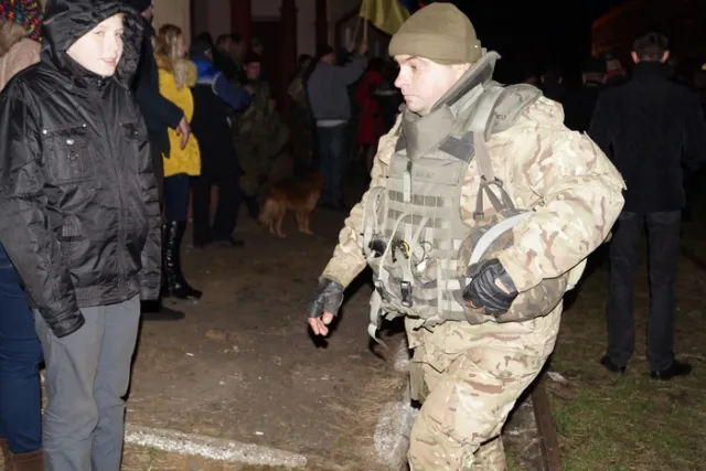 Люди зустріли вояків Залізної бригади із АТО хлібом-сіллю та скандуванням: «Герої!» (Фоторепортаж) — фото 1