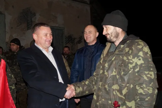 Люди зустріли вояків Залізної бригади із АТО хлібом-сіллю та скандуванням: «Герої!» (Фоторепортаж) — фото 2