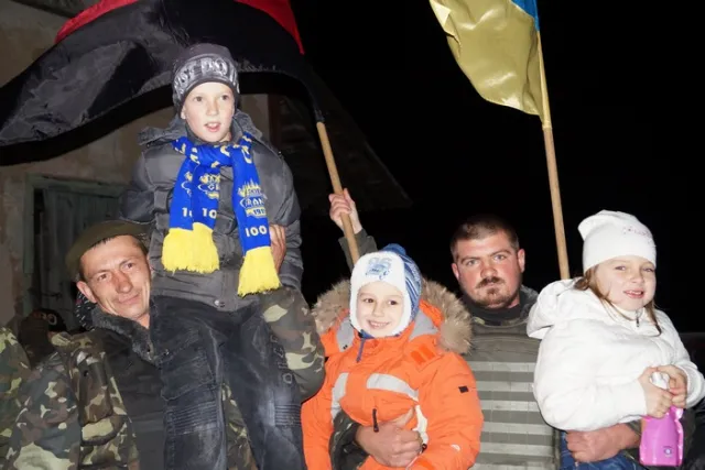 Люди зустріли вояків Залізної бригади із АТО хлібом-сіллю та скандуванням: «Герої!» (Фоторепортаж) — фото 3