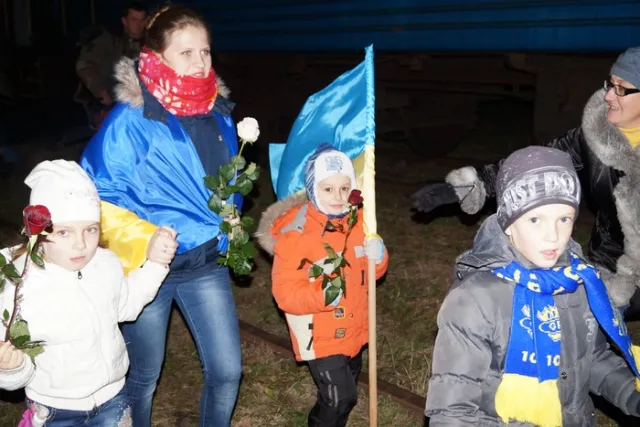 Люди зустріли вояків Залізної бригади із АТО хлібом-сіллю та скандуванням: «Герої!» (Фоторепортаж) — фото 4