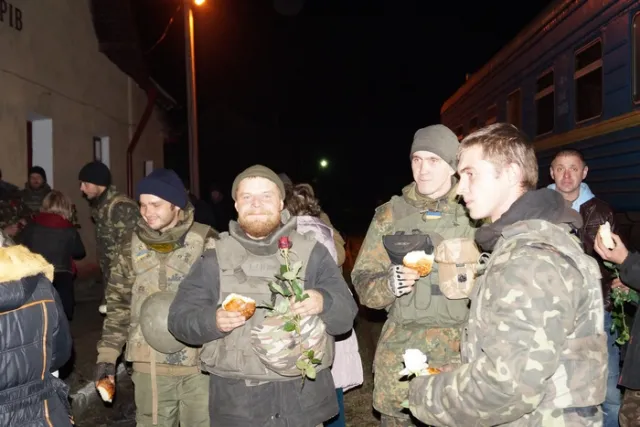 Люди зустріли вояків Залізної бригади із АТО хлібом-сіллю та скандуванням: «Герої!» (Фоторепортаж) — фото 5