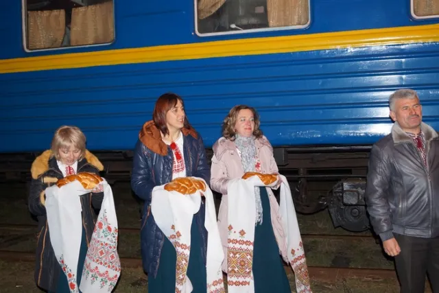 Люди зустріли вояків Залізної бригади із АТО хлібом-сіллю та скандуванням: «Герої!» (Фоторепортаж) — фото 6
