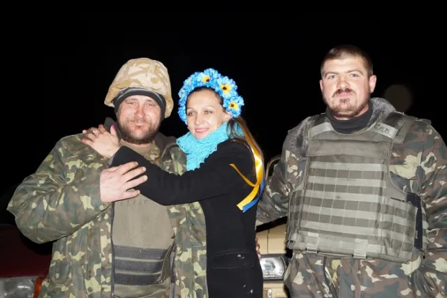 Люди зустріли вояків Залізної бригади із АТО хлібом-сіллю та скандуванням: «Герої!» (Фоторепортаж) — фото 7
