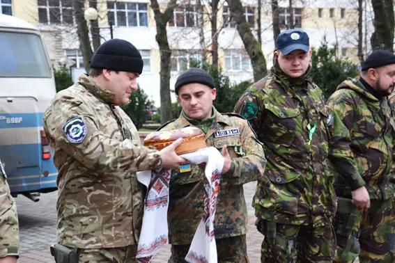 «Ласкаво просимо додому!»: транспортні правоохоронці повернулись з зони АТО (Фоторепортаж) — фото 4