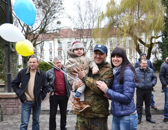 «Ласкаво просимо додому!»: транспортні правоохоронці повернулись з зони АТО (Фоторепортаж) — фото 6