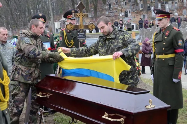 Львів провів в останню путь Героя, добровольця батальйону «Айдар» Дмитра Жовтого (Фоторепортаж) — фото 6