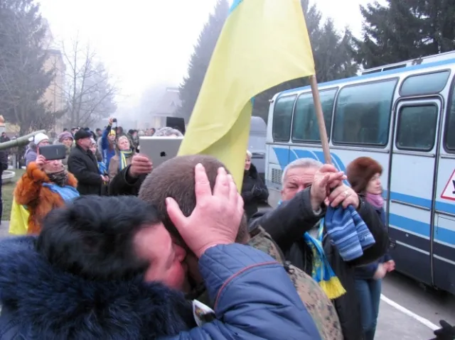До Львова із зони АТО повернулися 60 військовослужбовців аеромобільної бригади — фото 1