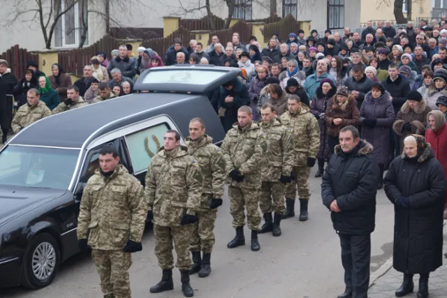 Тисячі людей прощалися з міським головою Яворова Львівської області (Фоторепортаж) — фото 1