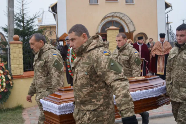 Тисячі людей прощалися з міським головою Яворова Львівської області (Фоторепортаж) — фото 2