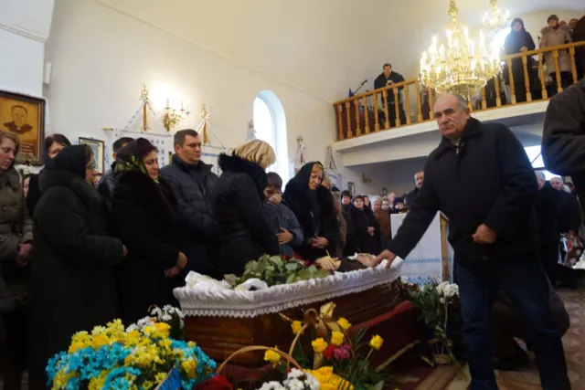 Тисячі людей прощалися з міським головою Яворова Львівської області (Фоторепортаж) — фото 3