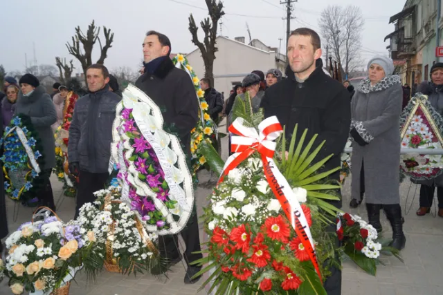 Тисячі людей прощалися з міським головою Яворова Львівської області (Фоторепортаж) — фото 4