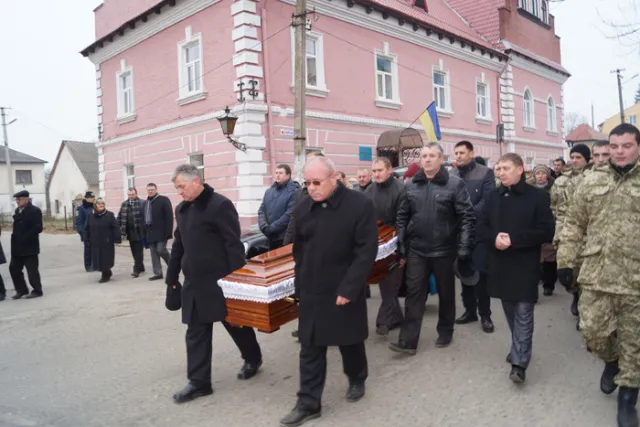 Тисячі людей прощалися з міським головою Яворова Львівської області (Фоторепортаж) — фото 5