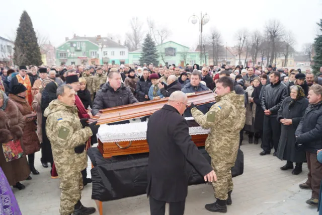 Тисячі людей прощалися з міським головою Яворова Львівської області (Фоторепортаж) — фото 6