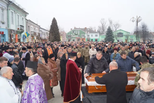 Тисячі людей прощалися з міським головою Яворова Львівської області (Фоторепортаж) — фото 7