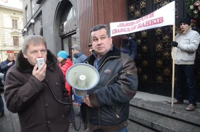 У Львові пікетують близько 30 осіб, які вимагають від регулятора припинити «зливати гривню» (Фото) — фото 1