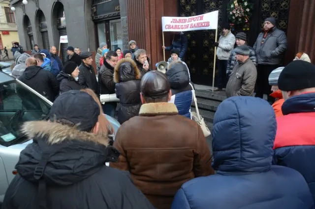 У Львові пікетують близько 30 осіб, які вимагають від регулятора припинити «зливати гривню» (Фото) — фото 4