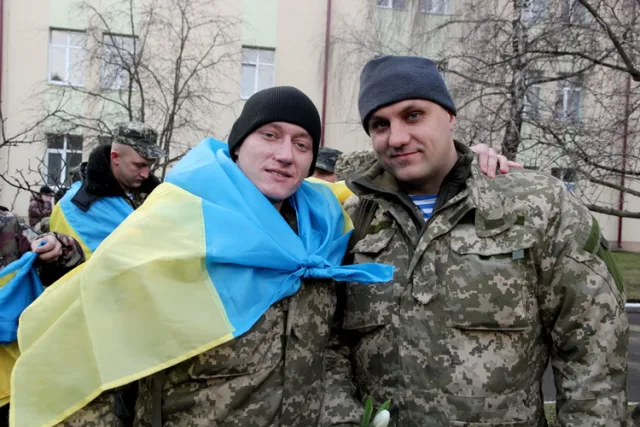 Понад сто львівських десантників повернулися додому із зони АТО (Фоторепортаж) — фото 11