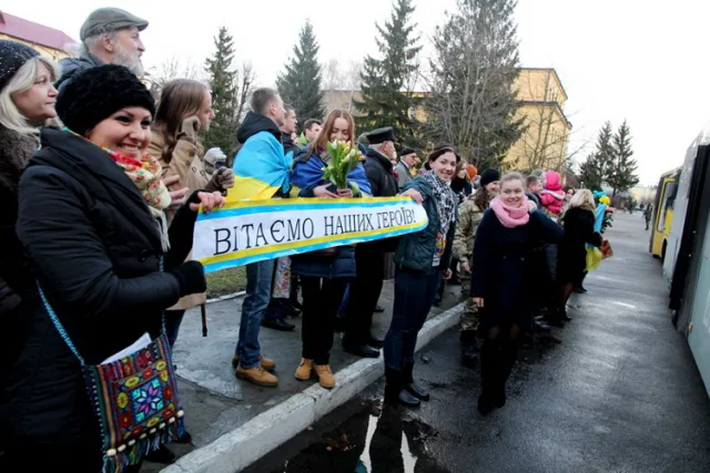Понад сто львівських десантників повернулися додому із зони АТО (Фоторепортаж) — фото 10
